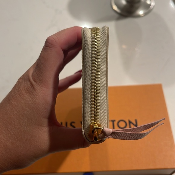 LV Zippy Wallet (light pink interior) - Picture 4 of 12